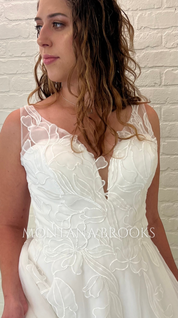 Wedding dress with straps and lace in Aline silhouette